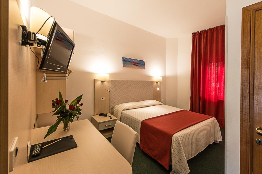 Hotel Ariston Piombino Habitación foto